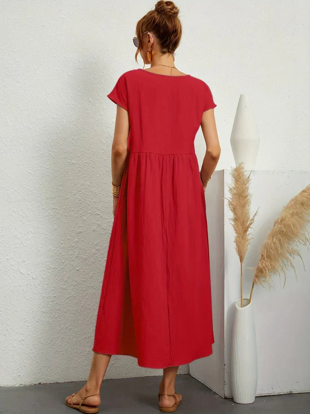 Sofia – An elegant, simple-cut dress