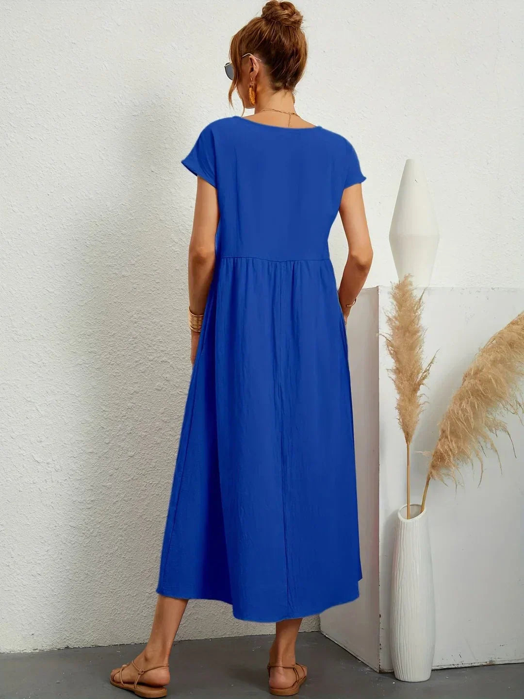 Sofia – An elegant, simple-cut dress