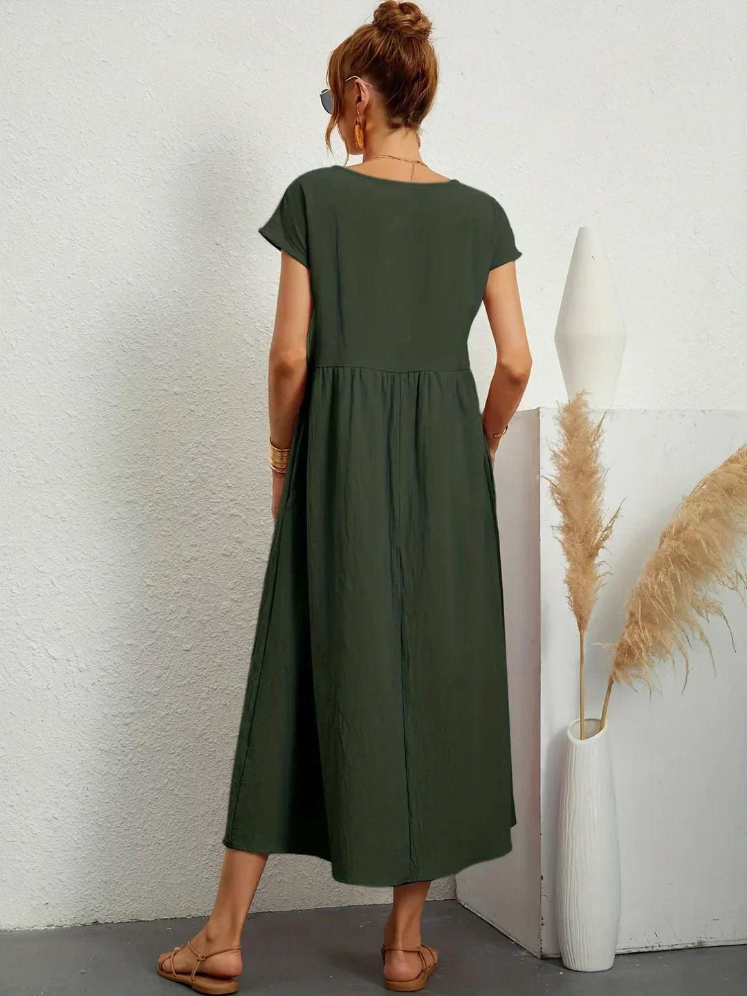 Sofia – An elegant, simple-cut dress