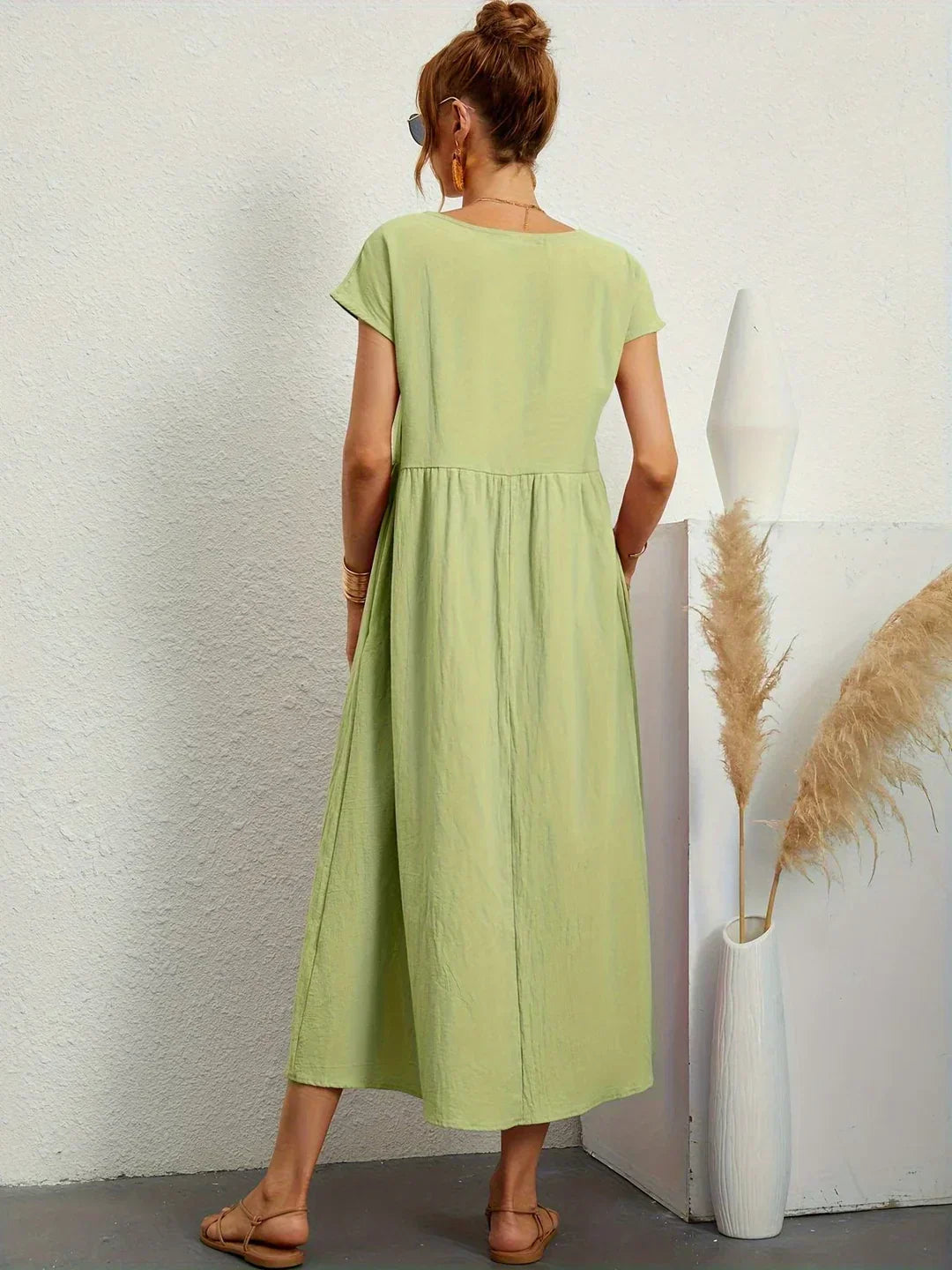 Sofia – An elegant, simple-cut dress